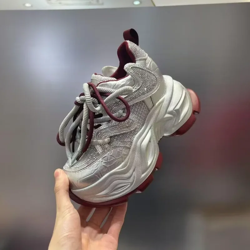 Женские модные кроссовки, новые сетчатые кроссовки с дышащей шнуровкой, повседневная обувь для маленьких людей, удлиняющие одиночные туфли на толстой подошве