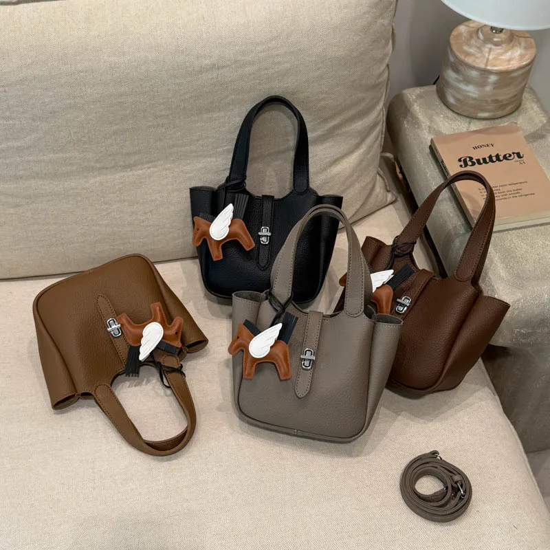 

Сумка-ведро из искусственной кожи, с милым кулоном, для женщин, на одно плечо, с ремешком подмышку, сумка-тоут через плечо