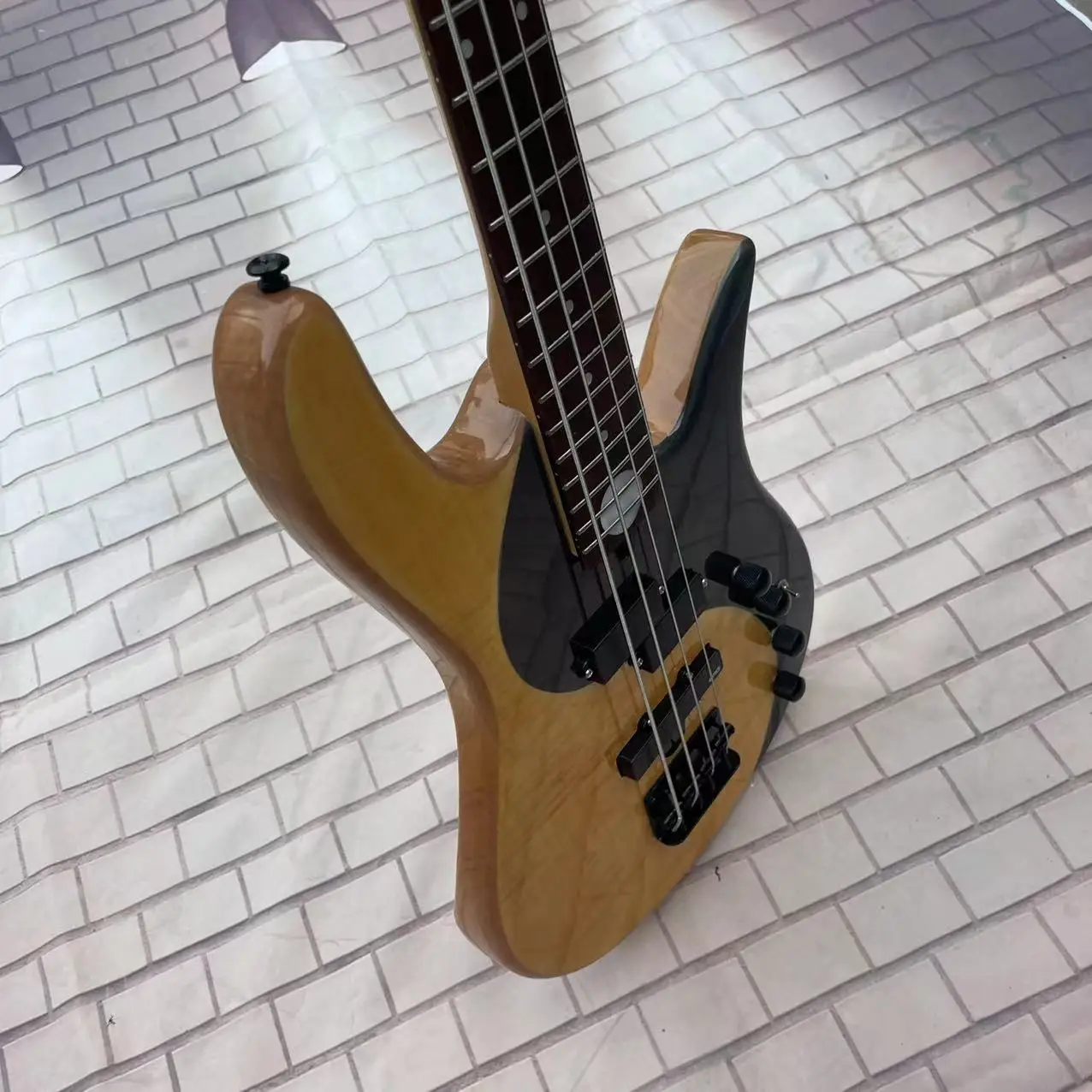 4-string yin-yang butterfly electric bass, with a natural wood color body and high gloss. Factory photos of the actual product,