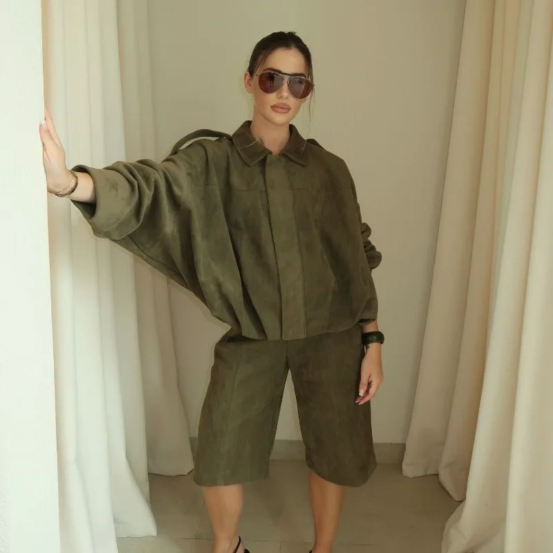 

Женский зеленый замшевый пиджак, модный костюм с длинными рукавами и лацканами на молнии, свободное короткое пальто, осень 2025 г., уличная одежда для поездок на работу, женская верхняя одежда