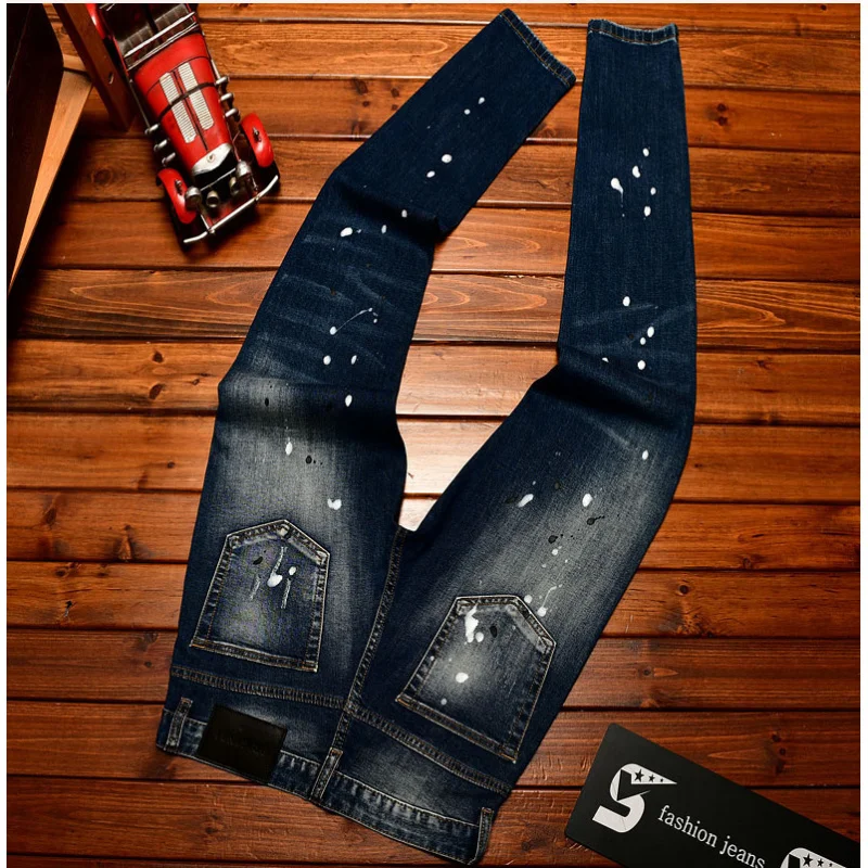Jeans nostálgicos de alta qualidade para homens, ajuste fino com furos pequenos, remendos rasgados, tendência de rua jato de tinta, calças jeans retrô elásticas