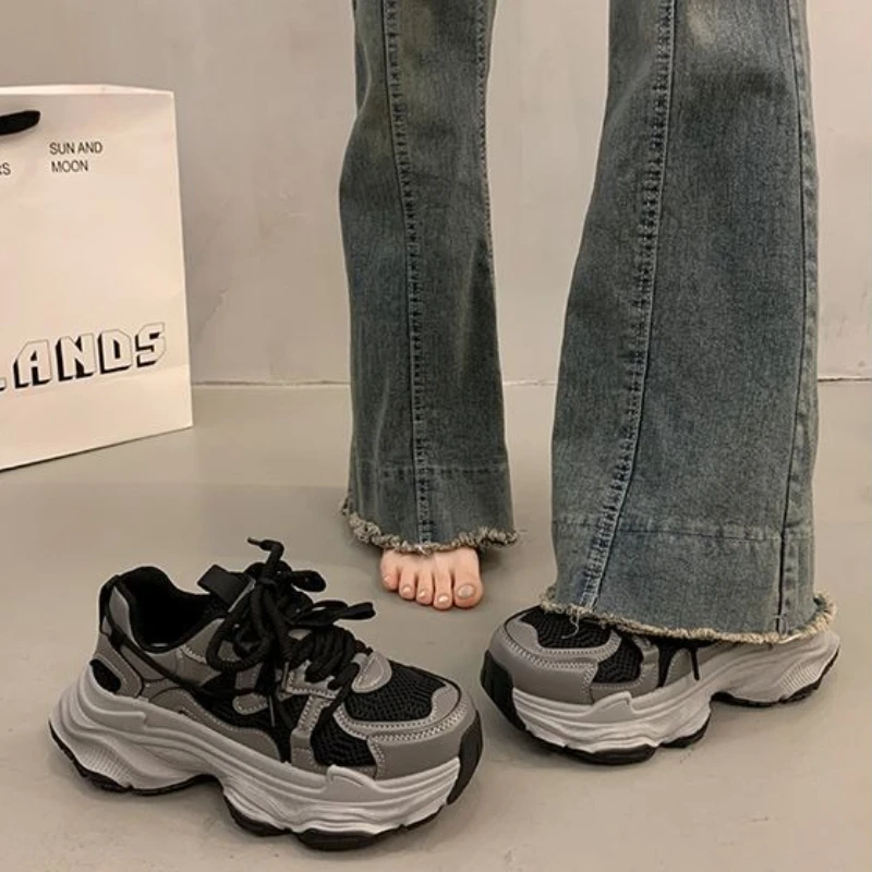 

Женские весенние нишевые дизайны 2025 года, хит продаж, дышащие миниатюрные повседневные универсальные туфли для папы, увеличивающие рост, кроссовки