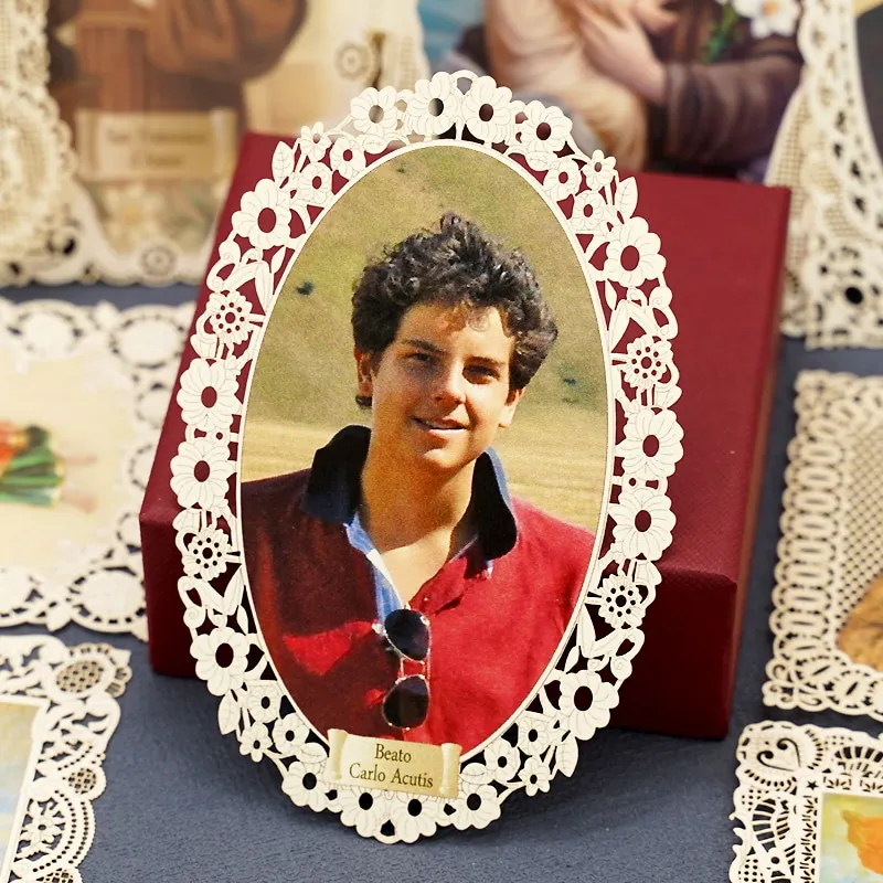 Tarjeta decorativa cristiana católica de San Carlo Acutis, marcapáginas de papel de encaje, figura religiosa, icono, regalo de iglesia para la familia, 7x11cm