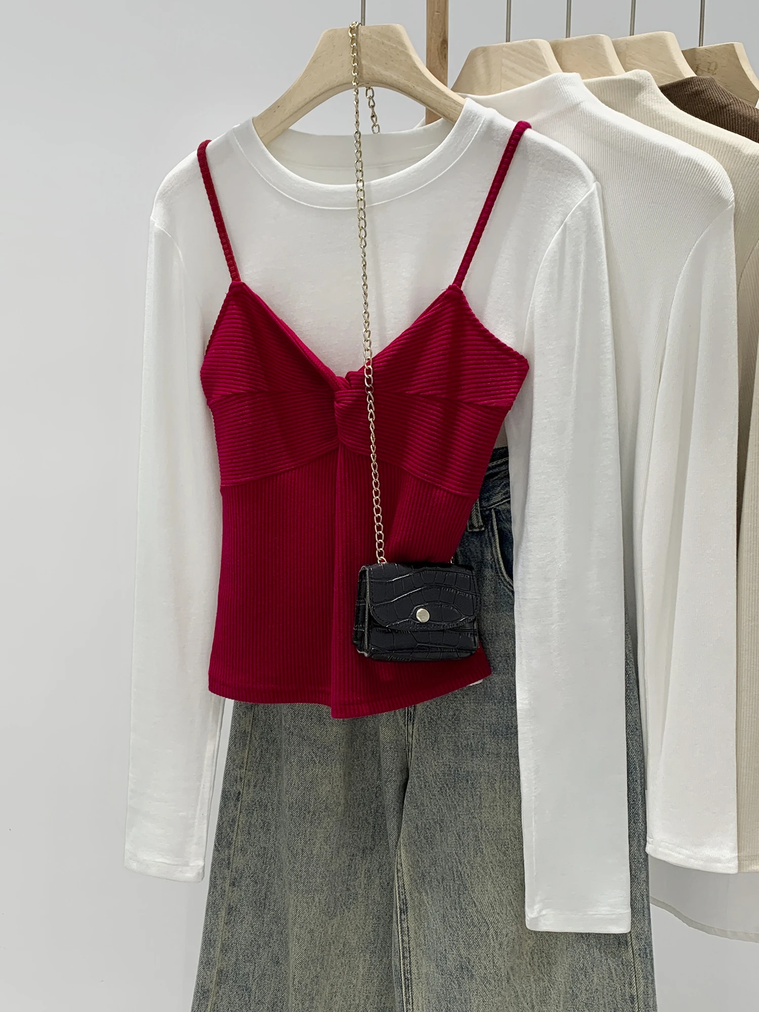 White Base Layer Shirt Red Strap Two-Piece Set Women's Spring 2026 New Design Beautiful Short Top Korean Style Commute Fashion