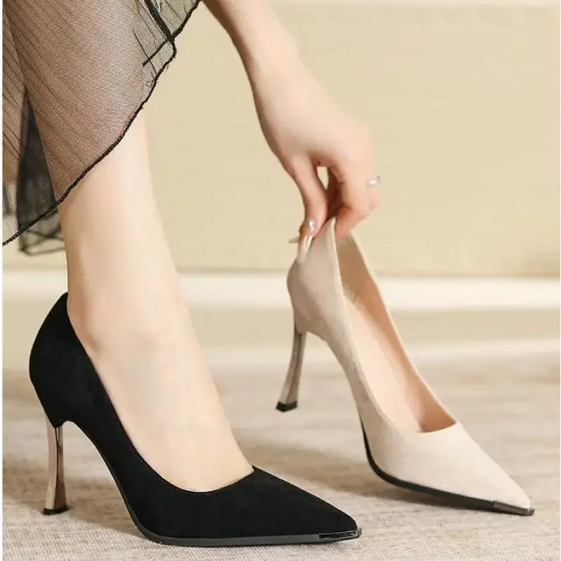 

Размер 31–43. Туфли на тонком высоком каблуке с острым носком на шпильке. Однотонные черные туфли. Женские туфли-лодочки Fofr.