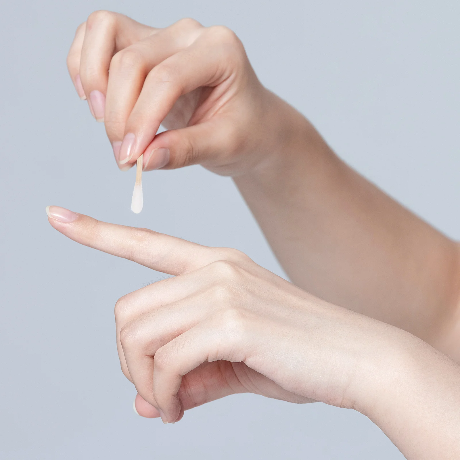 100 قطعة من أعواد القطن الخالية من الغبار مقبض خشبي طويل مريح طرف ناعم تنظيف الأذن أداة إزالة المكياج أداة مسحات طبية