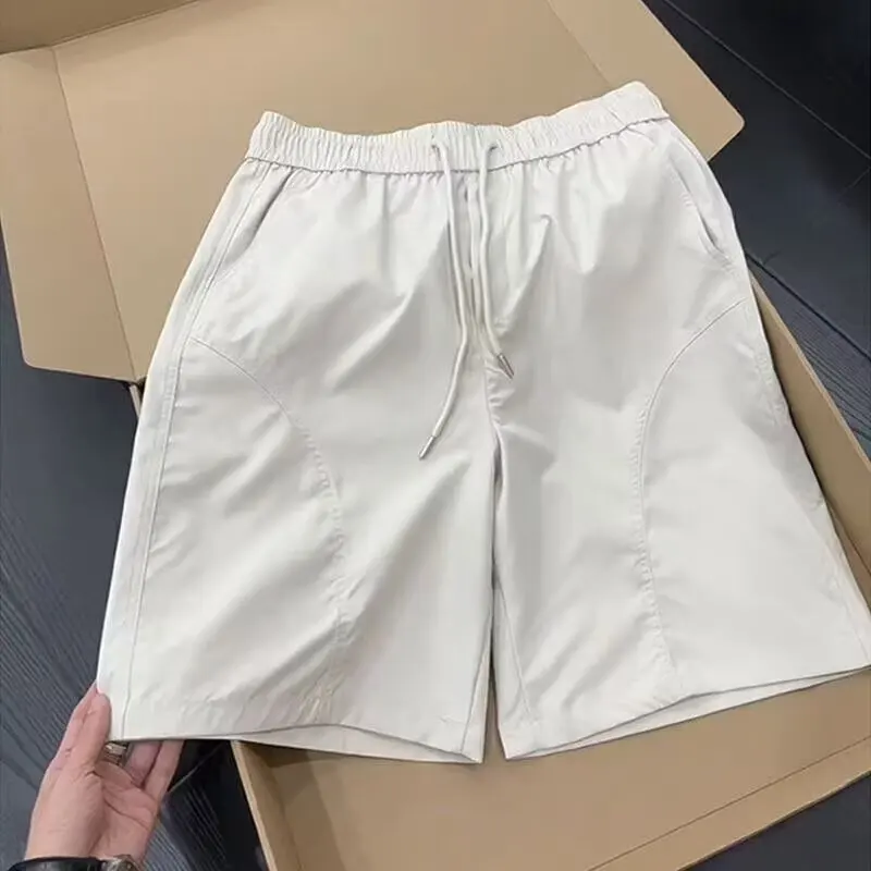 กางเกงขาสั้นผ้าไหมน้ําแข็งทรงเอียงแห้งเร็วสําหรับผู้ชาย แบรนด์อินเทรนด์ในช่วงฤดูร้อนกางเกงยาวปานกลางชาร์จหลวมบวกห้านิ้ว p