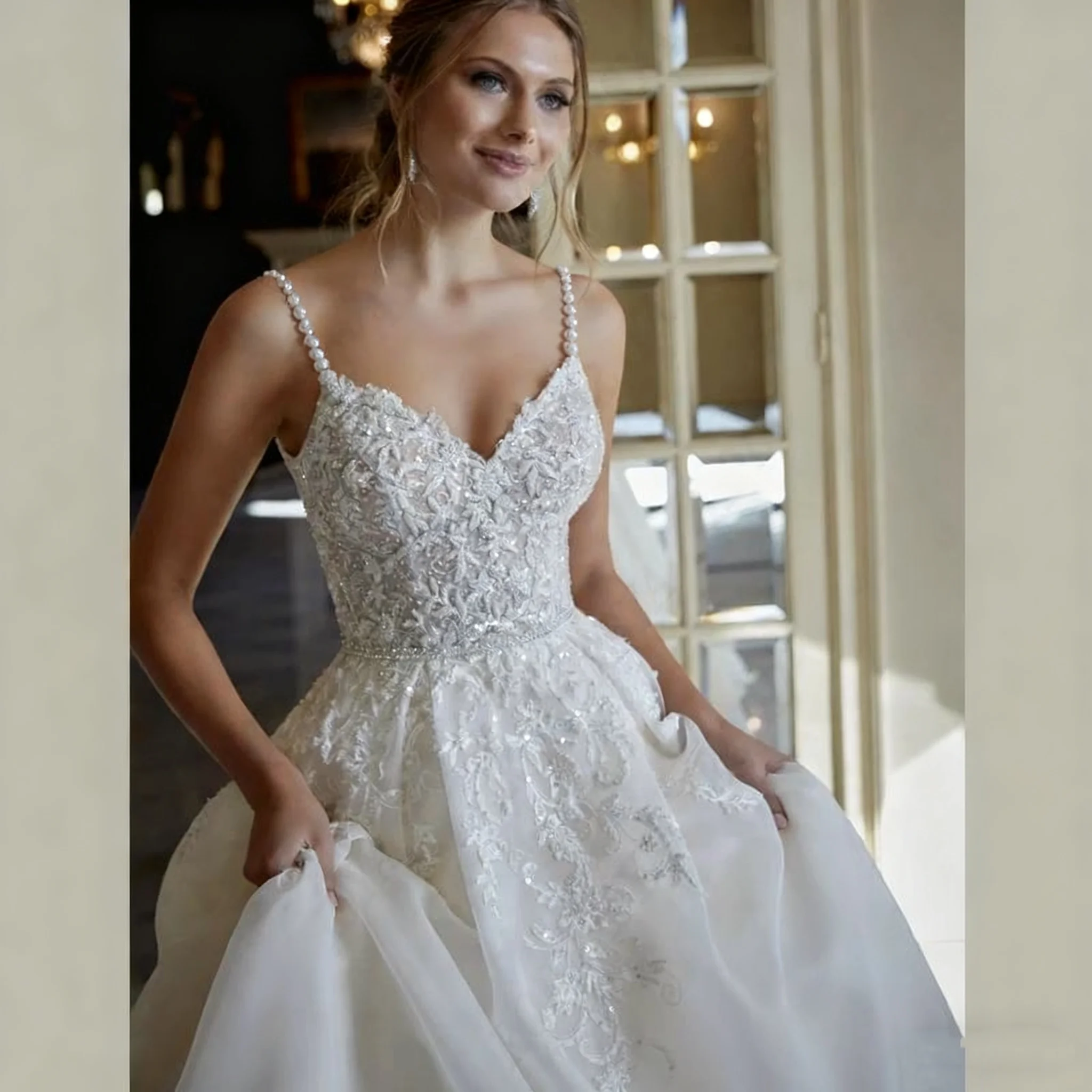 매력적인 스파게티 스트랩 여성 웨딩 드레스 섹시한 브이넥 백리스 웨딩 드레스 A라인 레이스 데칼 웨딩 드레스 맞춤 제작