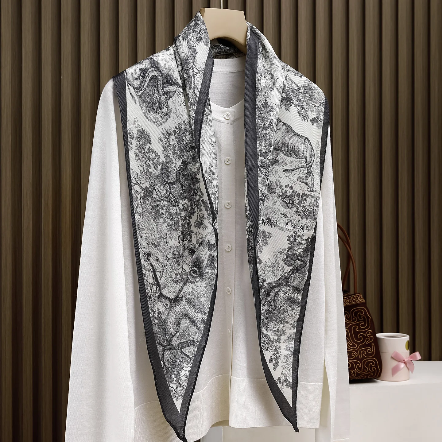 

Pure silk scarf tied around the neck, fine-spun wool and silk lightweight small diamond-shaped scarf, paired with a shirt shawl