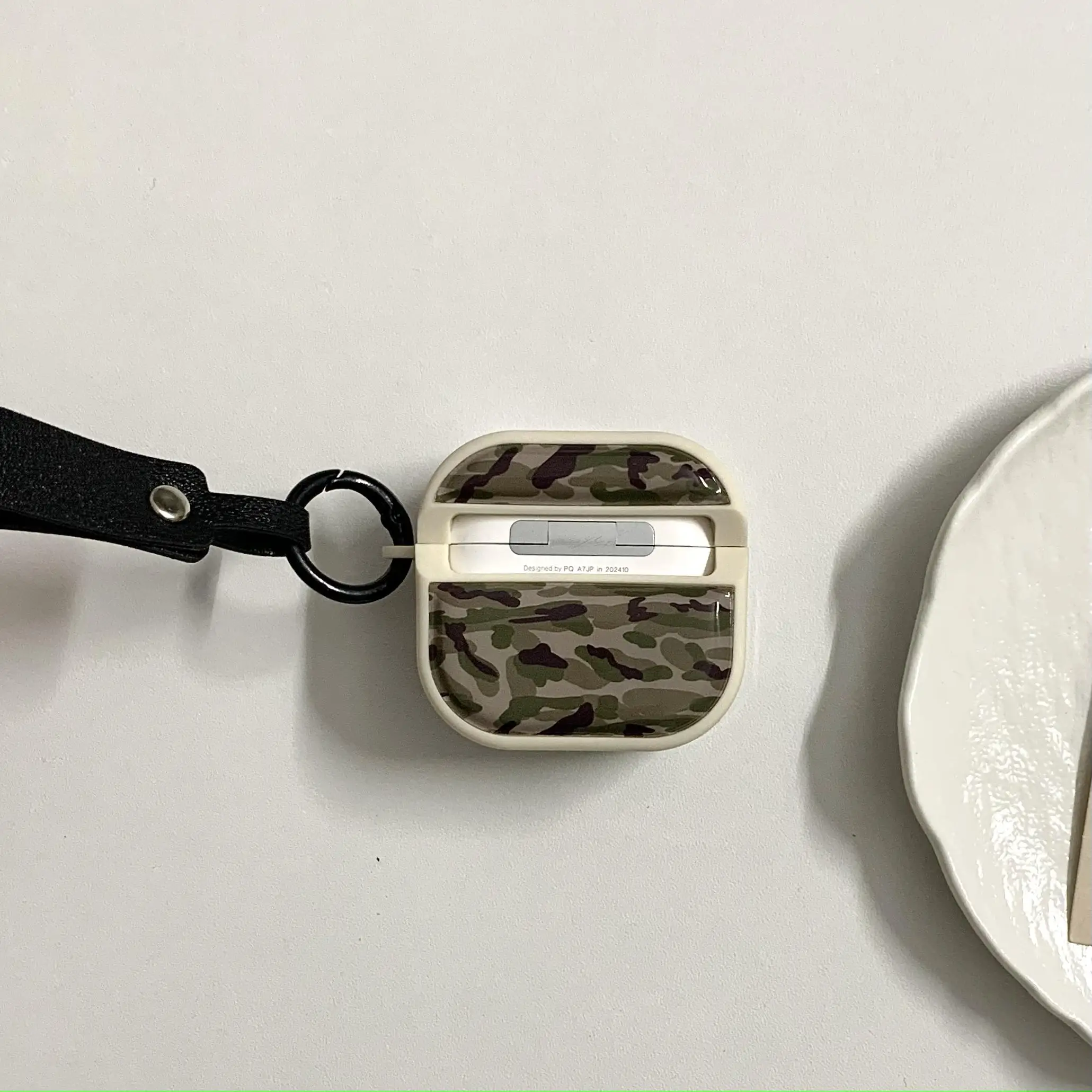 磁気ドラムバッグ迷彩 + レザーロープ Apple に適しています Airpodspro2 ケース/Airpodspro ケース/Airpods4 ケース/Airpods3 ファッション/シンプルなイヤホンケース