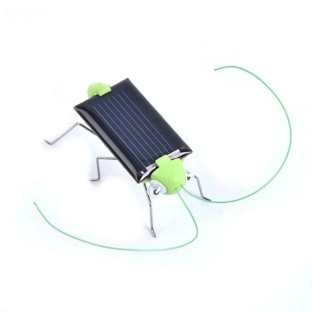 Grasshopper movido a energia solar, uma pequena criação tecnológica, um presente divertido de brincadeira para iluminação inteligência infantil