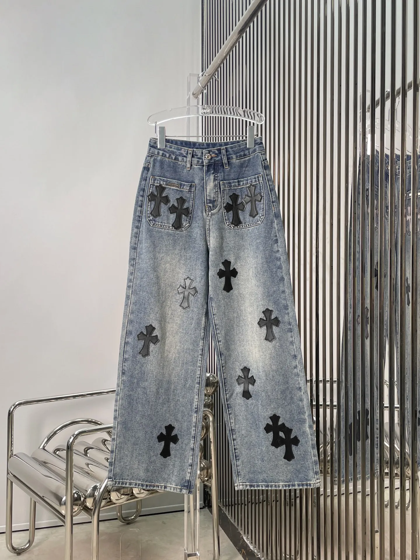 Celana Jeans Wanita Model Wide Leg dengan Desain Patch Kulit Retro, Celana Denim Pinggang Tinggi, Gaya Vintage yang Modis