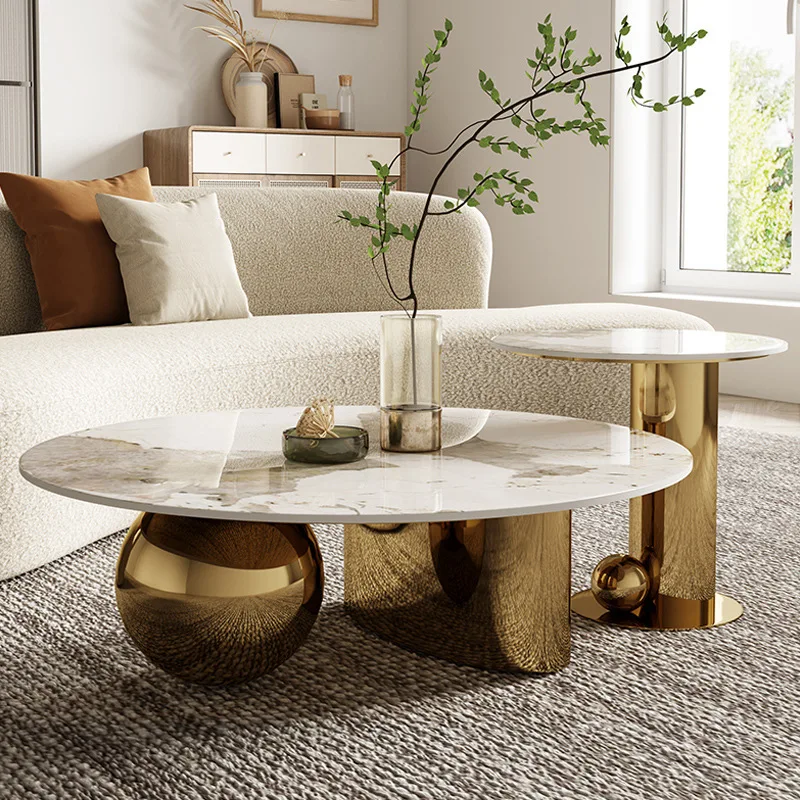 Ensemble de deux tables basses de style victorien de luxe avec structure en acier inoxydable doré et plateau en marbre, meubles de salon