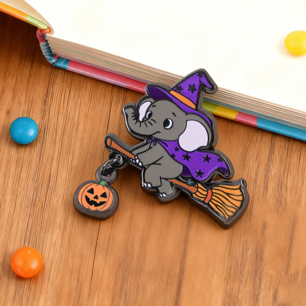 Niedliche Hexen-Elefanten-Emaille-Pin Kürbis-Besen-Brosche für Rucksack Kleidung Halloween-Party Geschenk Abzeichen Accessoire – Detail 8