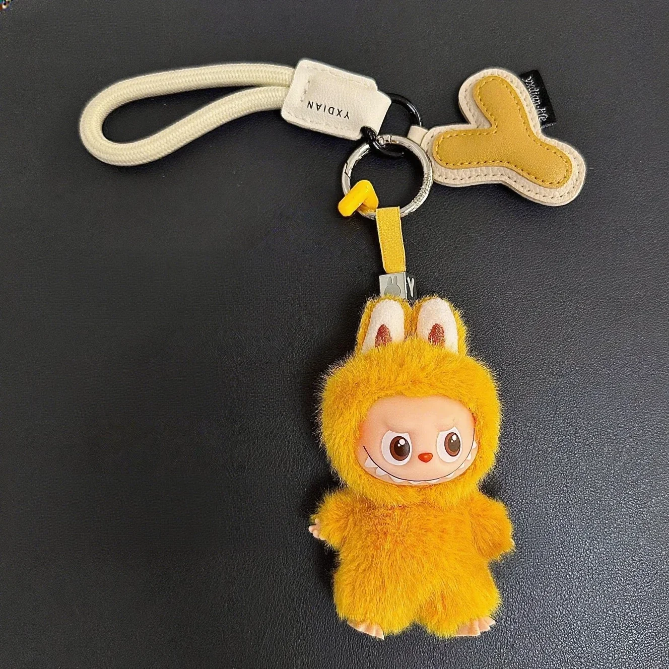 Smycz skórzana z literą do serii Labubu 4.0 The Monsters Pin for Love, zawieszka do mini lalki Labubu 10 cm, akcesoria do breloczków.