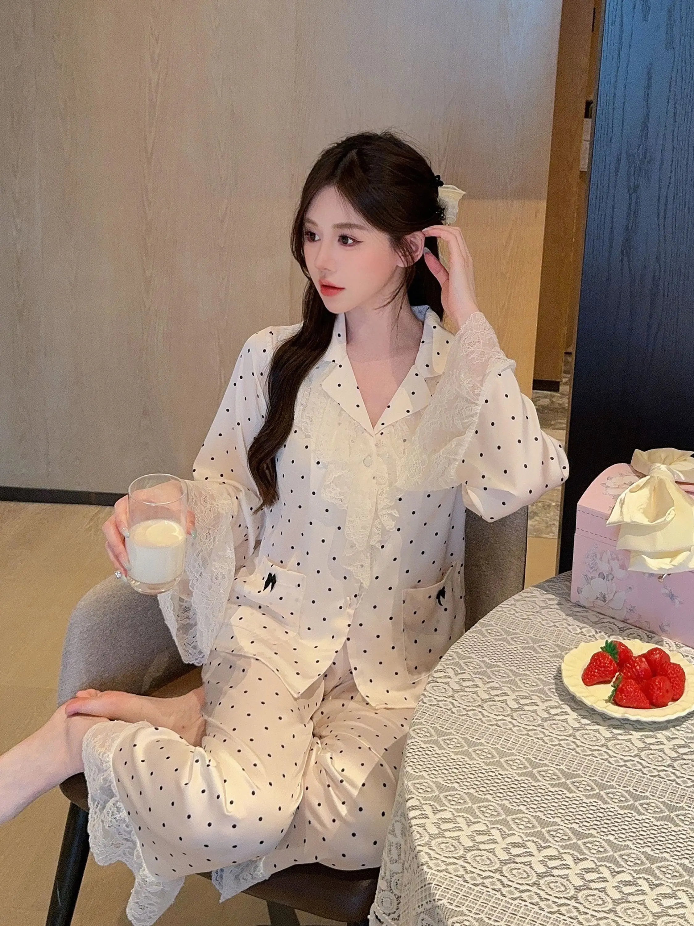 豪華なアイスシルク長袖パジャマ女性の春秋ホーム服花柄フリル甘い水玉模様のホームスーツ