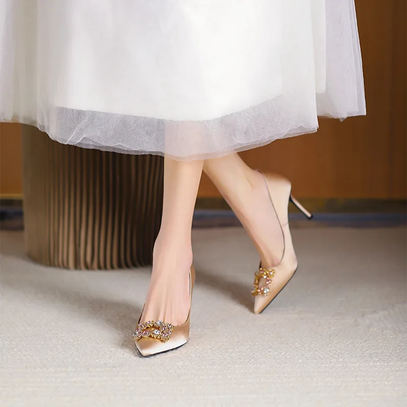 

2025 New Red High Heels Wedding Shoes Rhinestone Pointed Toe Thin Heel Bride Bridesmaid Shallow Dress Pumps Women127