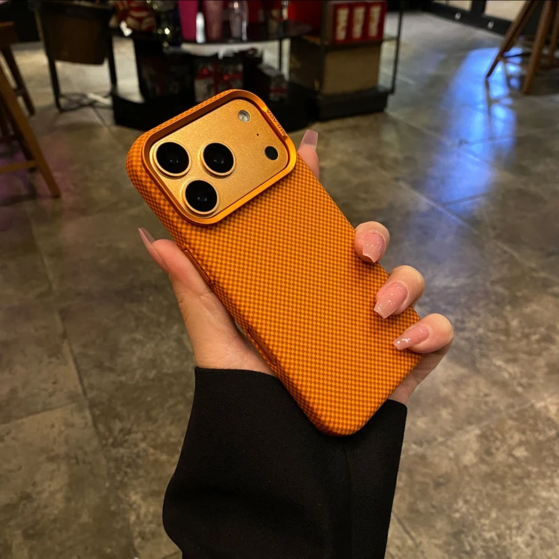 Magnetyczne, ultracienkie etui na telefon z teksturą włókna węglowego do iPhone 18, 17 Pro Max, 16 Pro, matowe, z efektem „skóry”, umożliwiające bezprzewodowe ładowanie. — zdjęcie produktu 2