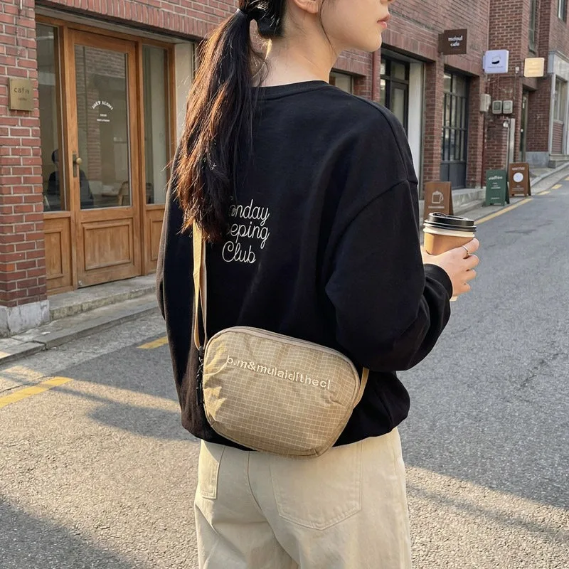 

Summer, high-end, niche mobile phone crossbody bag for women, 2026 new green checkered zipper canvas bag