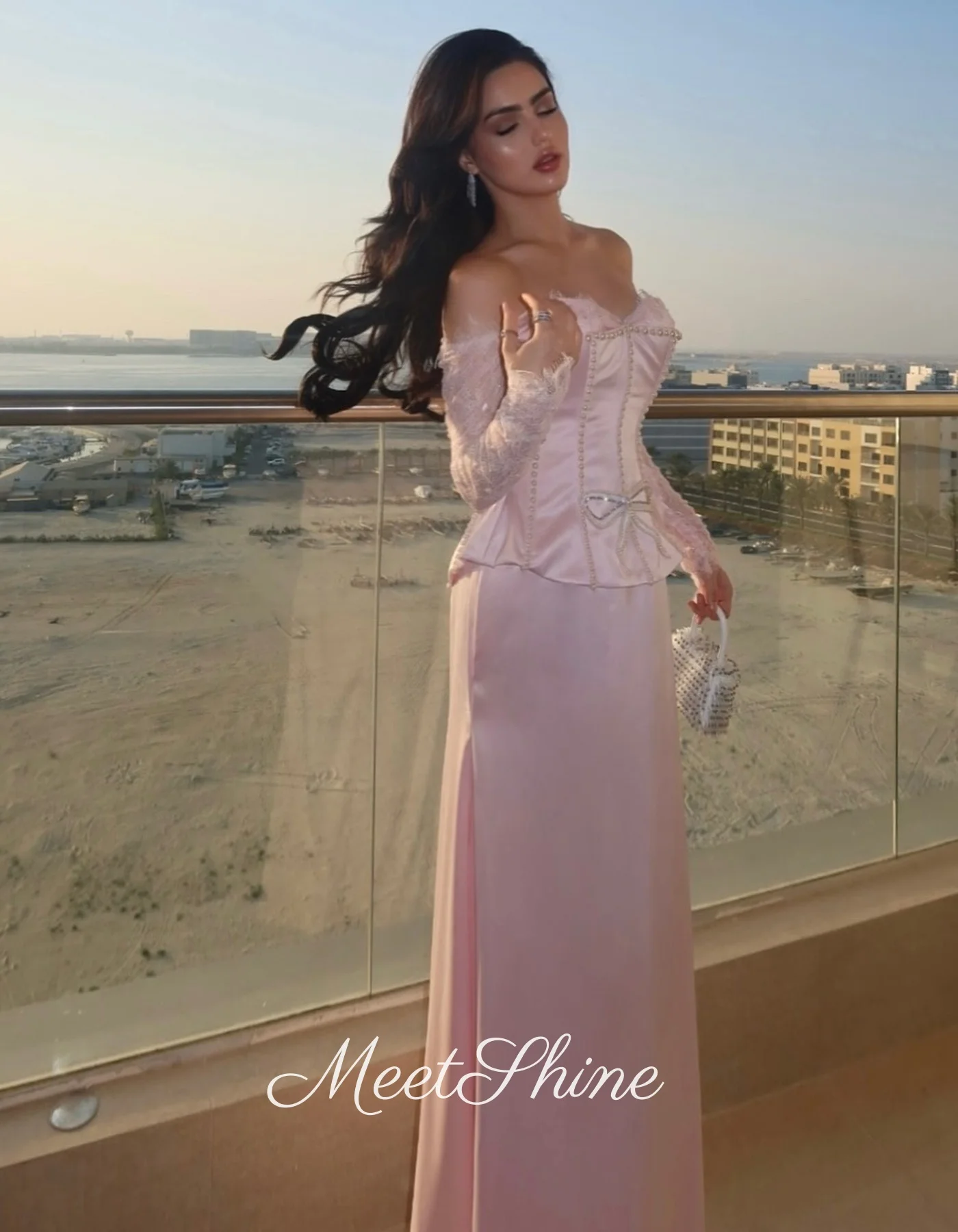 淡いピンクのオフショルダー エレガント マーメイド パール イブニングドレス フォーマル 高級 長袖 サテン ウェディング プロムドレス カスタマイズ