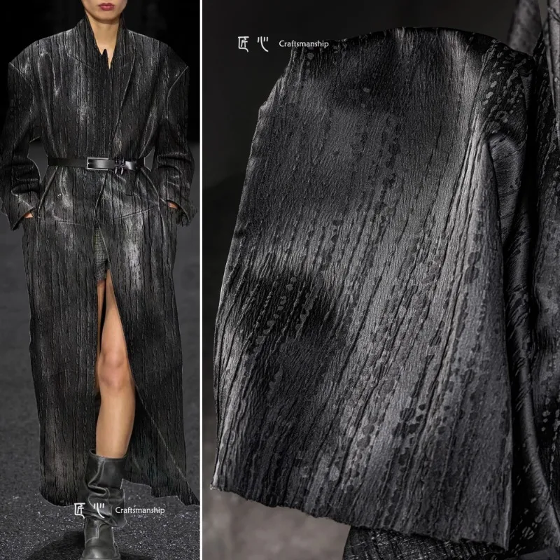 

Черная жаккардовая ткань с микроглянцевыми полосками для черной, легкая глянцевая модная одежда, ткань для шитья своими руками по метрам