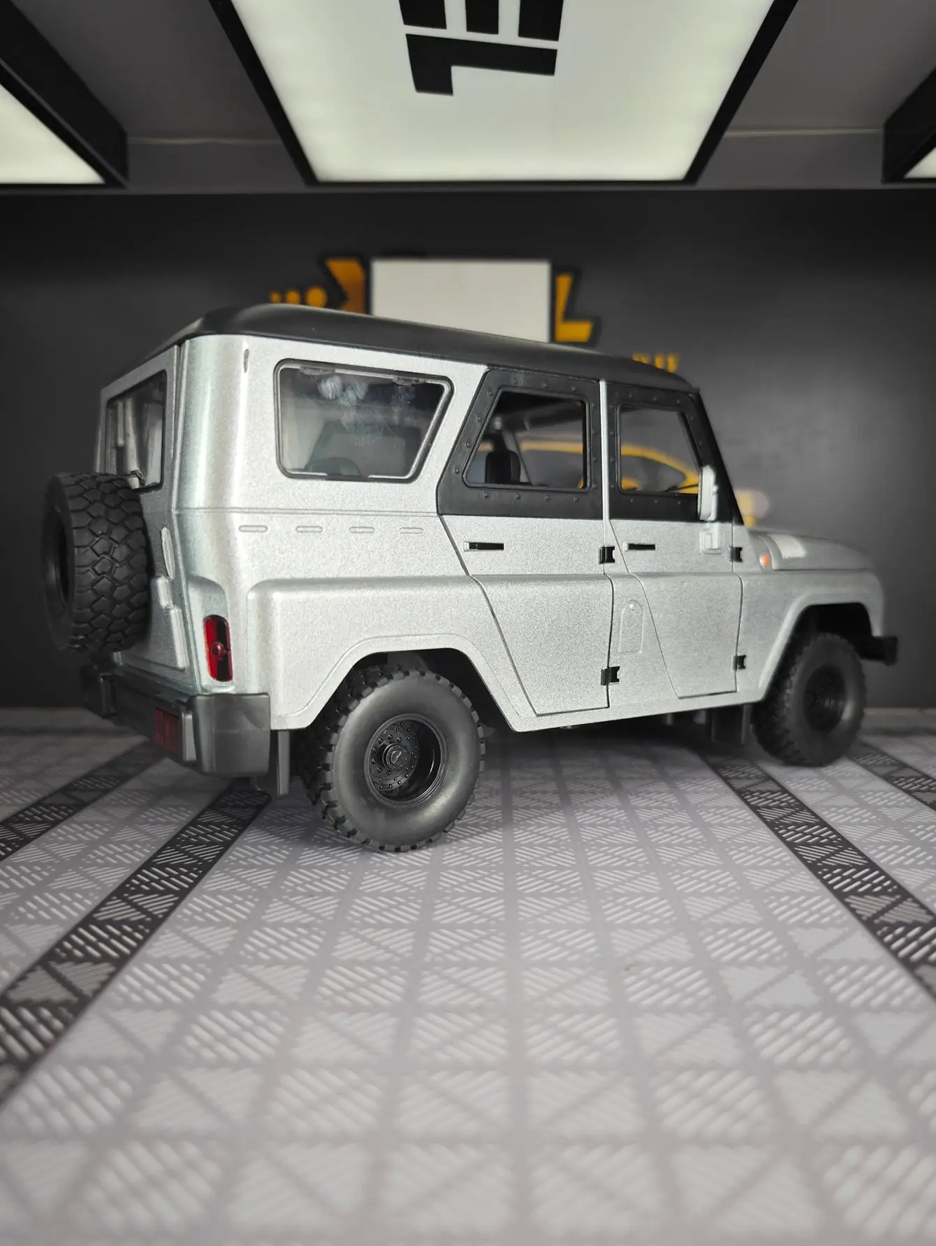 1:18 하드 코어 오프로드 차량 합금 자동차 모델 음향 광학 풀백 어린이 장난감 문과 후드 트렁크를 열 수 있습니다