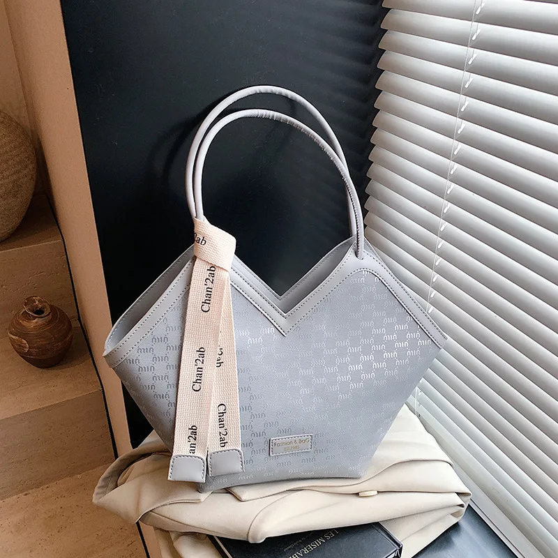 

2025 Trendy Tote Bag for Women - Spacious, Stylish, Contrast - Colored, Ideal for Commuting & Work. Shoulder - Strap Included