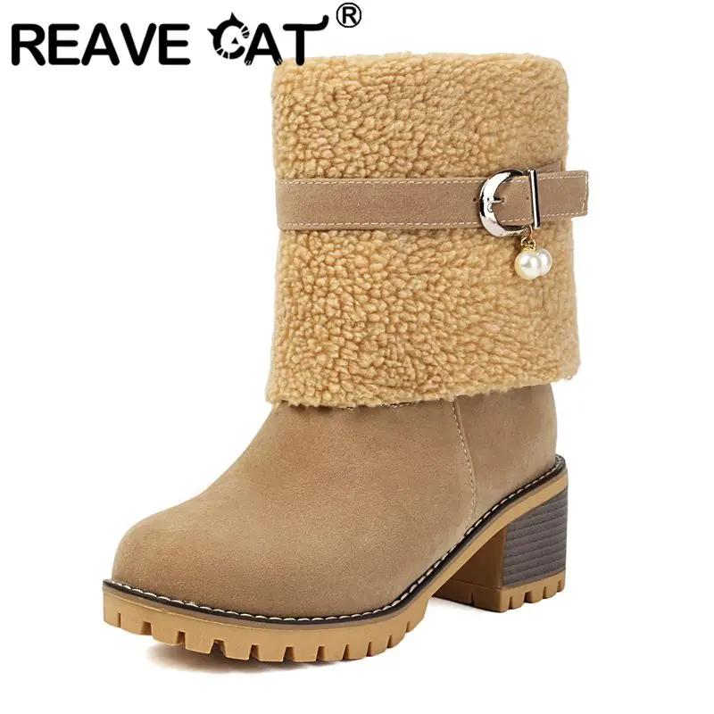 

REAVE CAT 2025 Женские сапоги до середины икры из флока с круглым носком и блочным каблуком 5,5 см, без шнуровки с пряжкой на ремне, большие размеры 41 42 43 Обувь