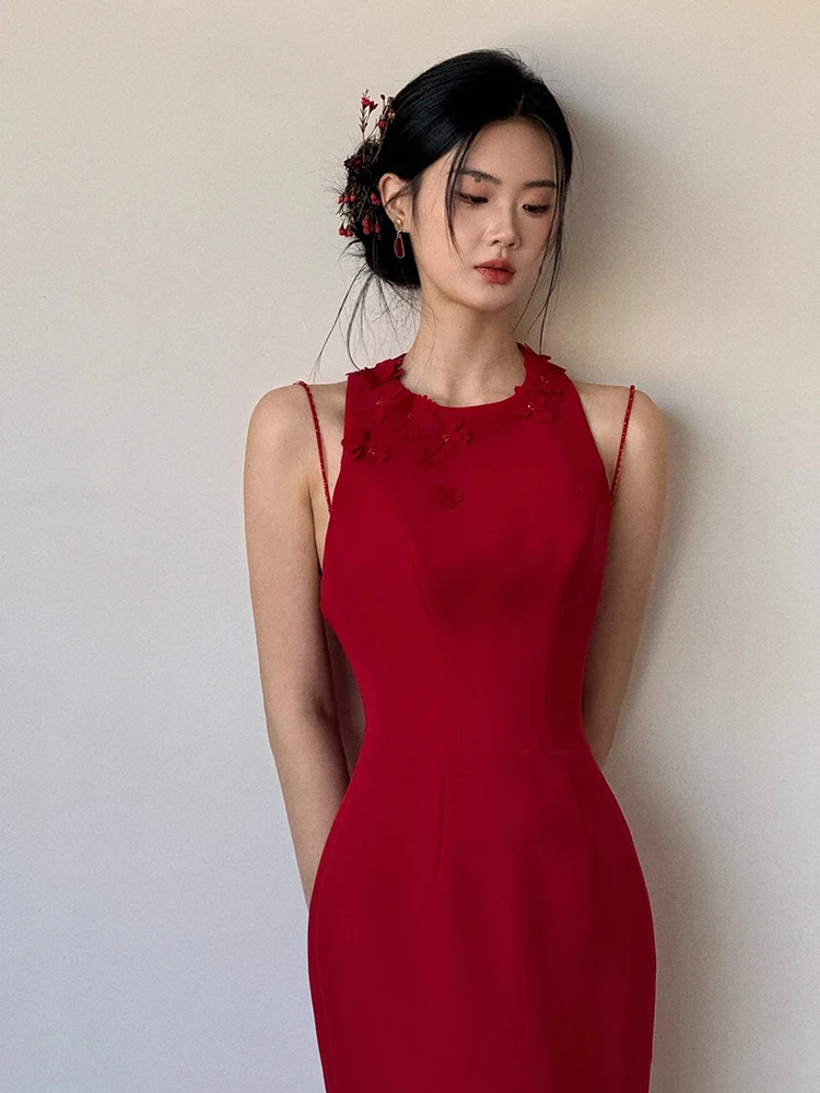 

Элегантное красное свадебное платье в простом стиле, создающее атмосферу изысканности, в китайском новом стиле, легкий роскошный утренний халат для невесты, простой и изысканный.