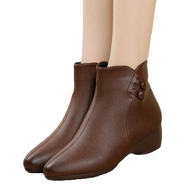 Bottines en daim pour femmes, bottines confortables à talons épais avec boutons décoratifs et cuir souple, bottes à la mode d'hiver, nouvelle collection 2025