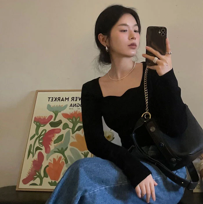 Eleganza francese Chic Wave Cut Sexy Collo quadrato a maniche lunghe Maglia Top Donna Primavera Autunno Dolce Camicia base sottile Pulloves Top