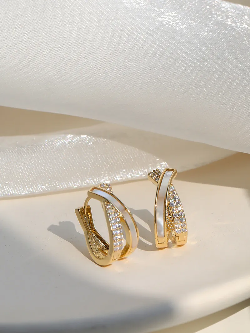 Luxuriöser Muschel-Zirkon-Kreuz-Ohrclip in Goldfarbe für 2026 – Neuer Modeschmuck für Hochzeiten und Partys, Damen-Ohrring-Accessoire – Detail 3