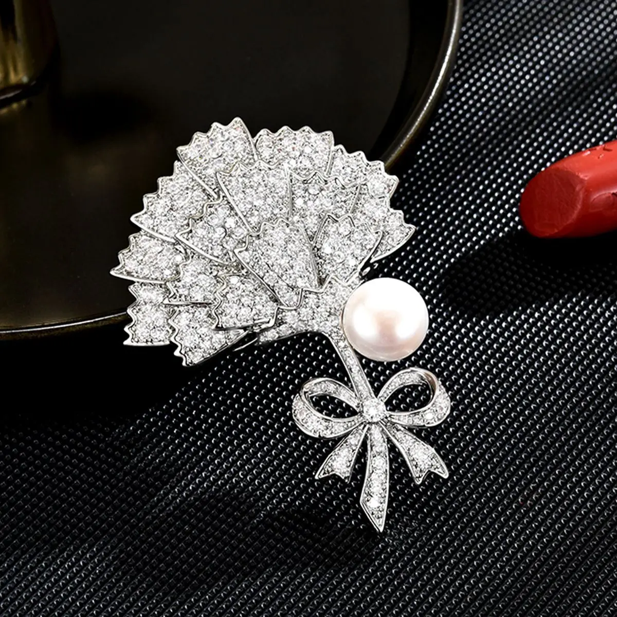 

Exquisite Pearl Brooch Fashionable Luxury Creative High Sense Suit Corsage Pin Anti-light Buckle Accessories