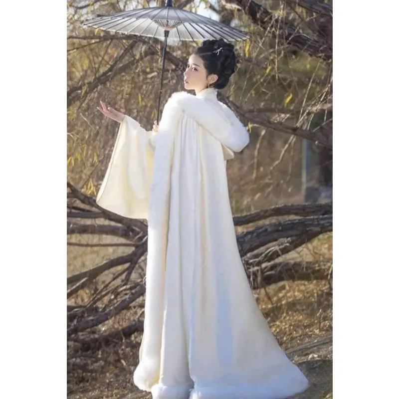 เสื้อคลุมฮั่นฝูผ้าไหมสีขาวสำหรับผู้หญิงในฤดูหนาว คอปกขนยาว พร้อมผ้าฟลีซเสริมความหนา สไตล์โบราณ ผ้าคลุมไหล่สำหรับผู้หญิง เสื้อคลุมตัวนอก