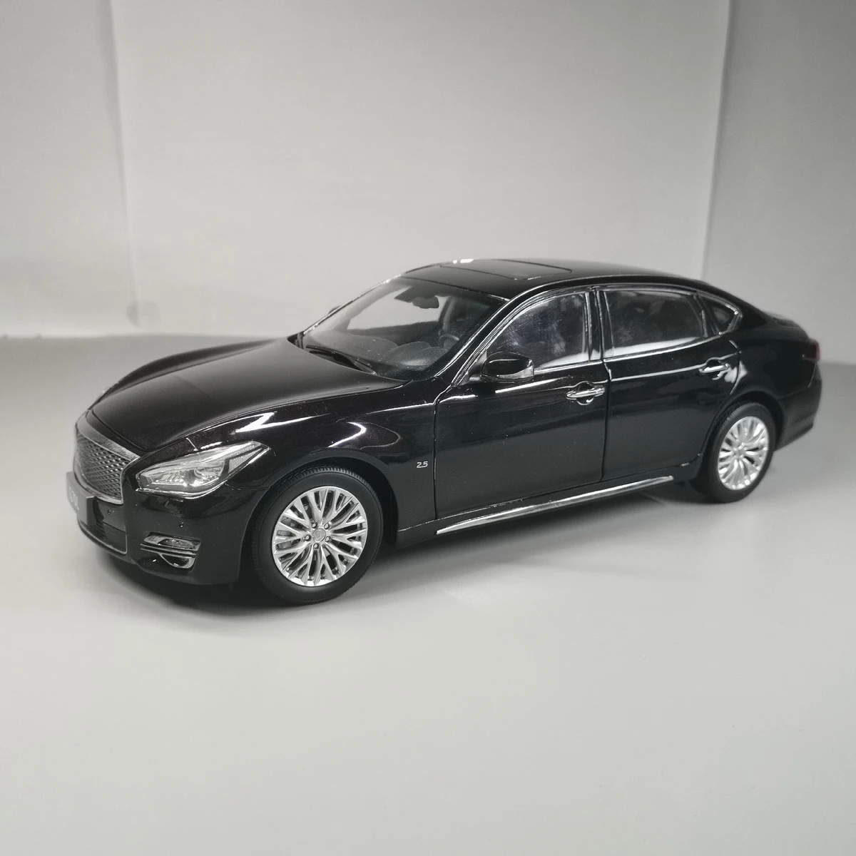 

Q70L Alloy Simulation Car Model,Decoration,Die-Cast Metal Replica,Adult Collectible,Boy Gift,Black,Dark red,1: 18