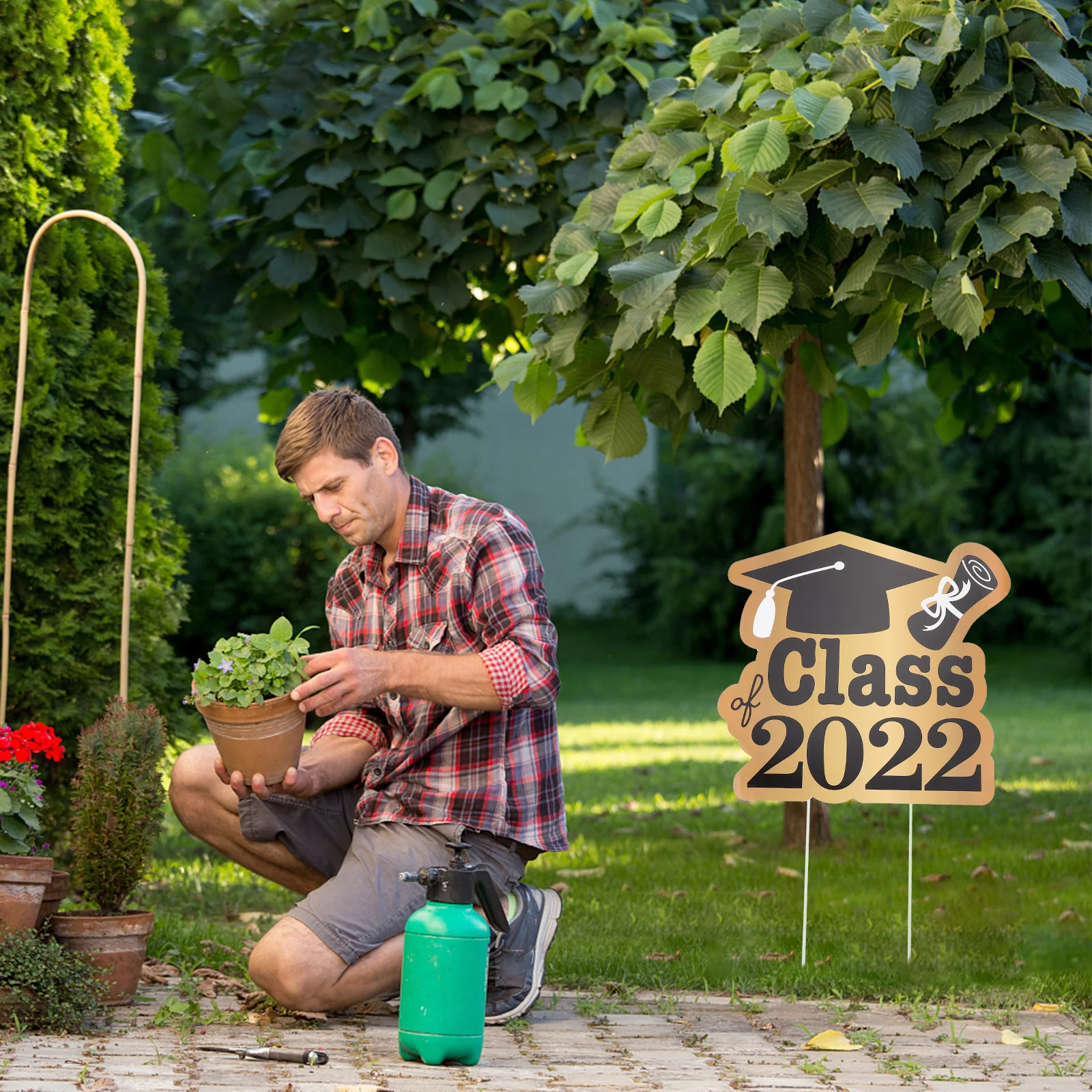 

1Pcs Rainproof Graduation Yard Sign Durable Graduation Decor Outdoor Lawn Decoration Garden Party Sign Outdoor Lawn Decoration