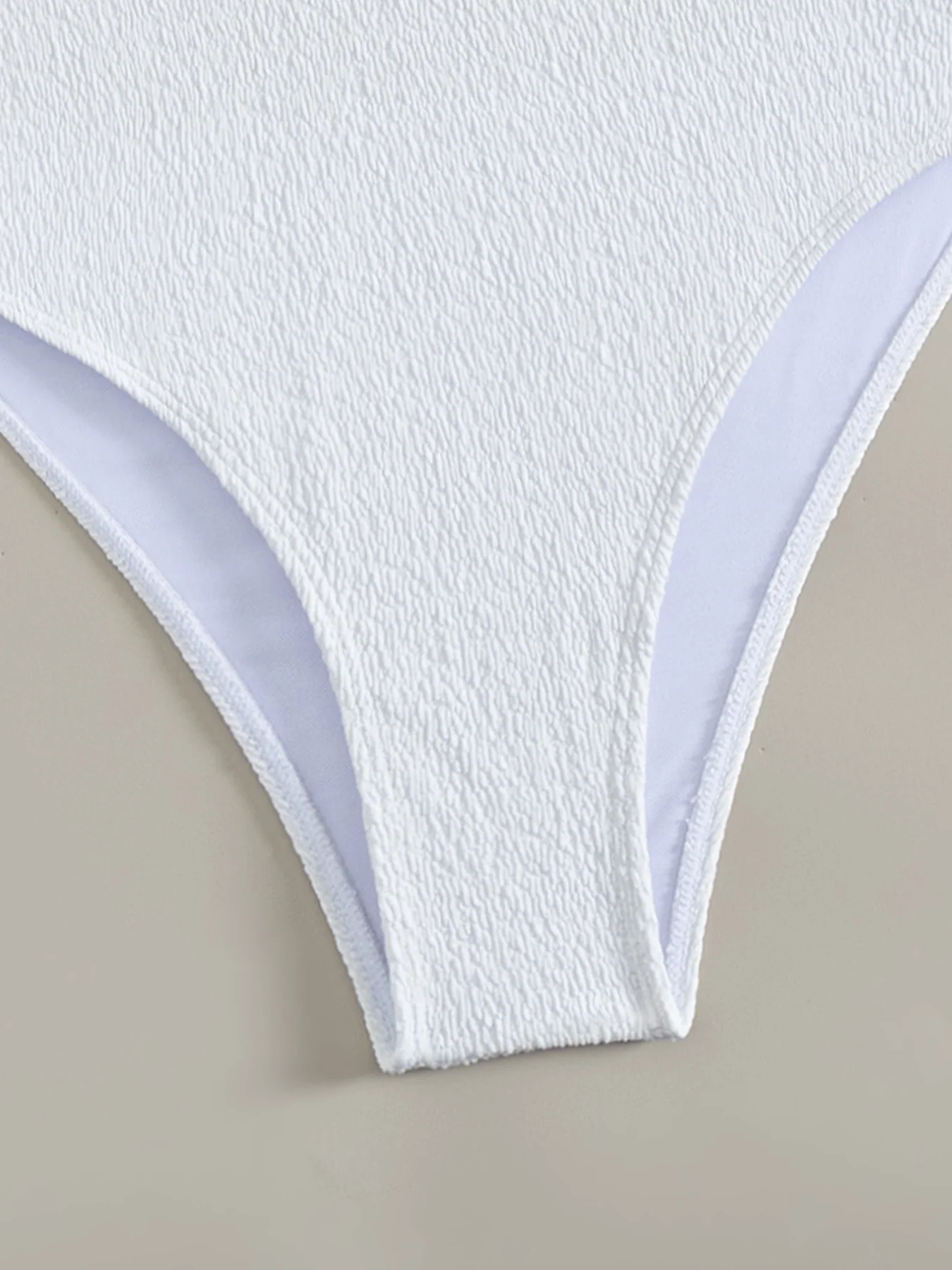 Traje de baño sexy de una pieza blanco con acento dorado, perfecto para ropa de playa de verano, fiestas en la piscina, ocasiones especiales, se destaca este verano