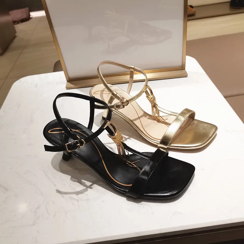 sandales-retro-a-talons-hauts-et-pompons-dores-pour-femme-yvi28bl5-Ete-2025-interieur-en-peau-de-mouton-simple-fermeture-a-boucle