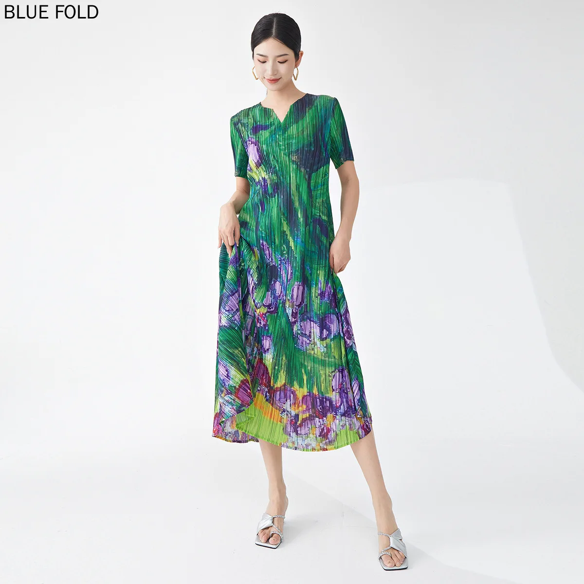 

MIYAKE PLEATS Vestido Seaside Holida High-grade Drape V-neck Green Print Short-sleeved A-line Dress Loose Slim Pleated Dress