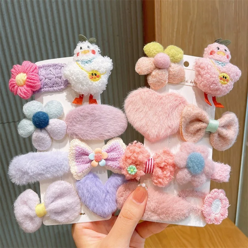 

Милые плюшевые заколки для волос в виде мультяшных животных для девочек, осенне-зимние заколки для челки и боковых прядей, разноцветные, очаровательные аксессуары для волос