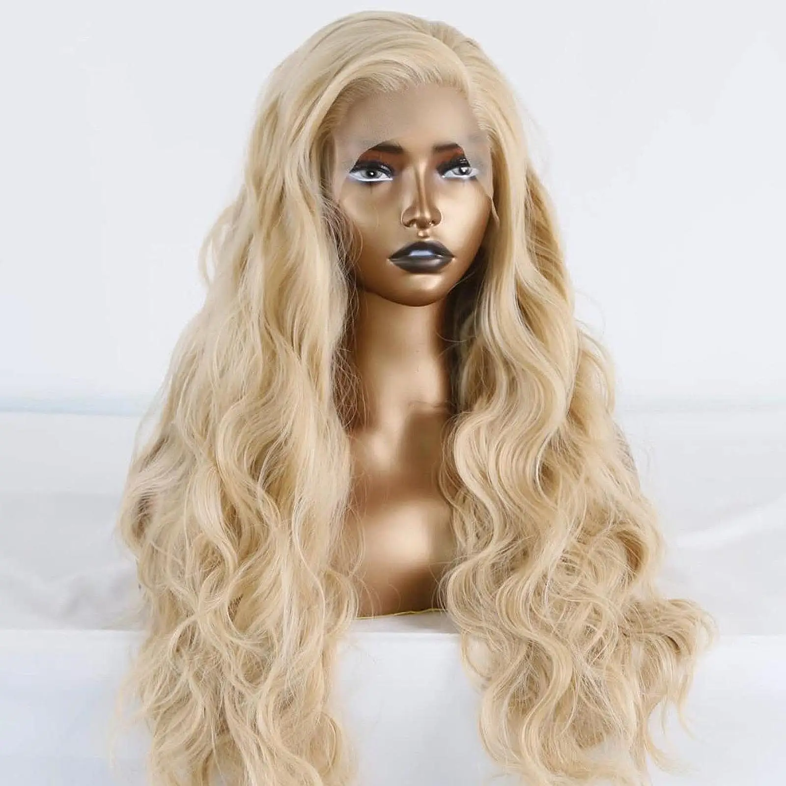 Testa di manichino Testa di manichino femminile alla moda per la visualizzazione di gioielli con collane