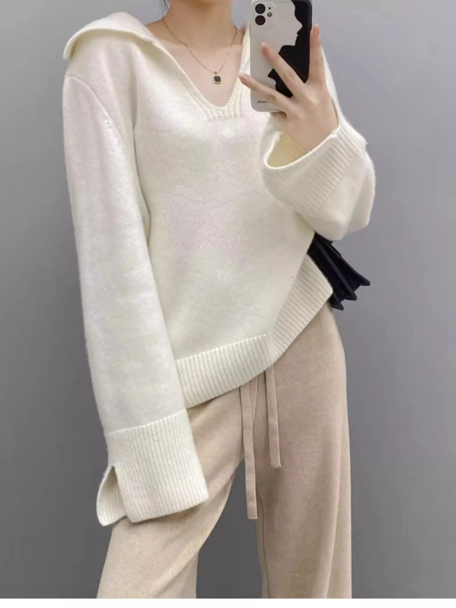 White V-neck lazy cashmere sweater sweater women loose in autumn and winter with bottoming lapel top.