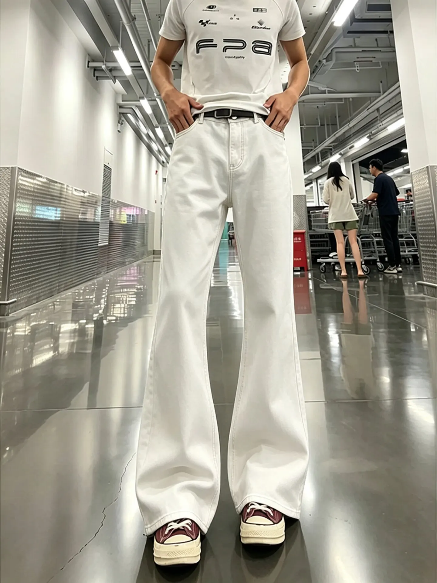 Calças Jeans Brancas Estilo Americano com Corte Bell Bottom para Homens e Mulheres, Ajustadas e Alongadoras de Perna, com Cor...