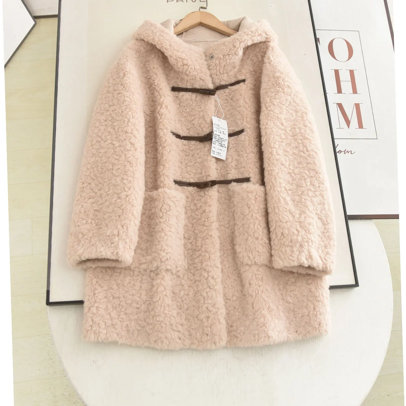 

Повседневное женское длинное пальто, зимнее новое модное пальто из искусственного меха ягненка с шапкой, свободная посадка Qui Dry Long Sve на пуговицах