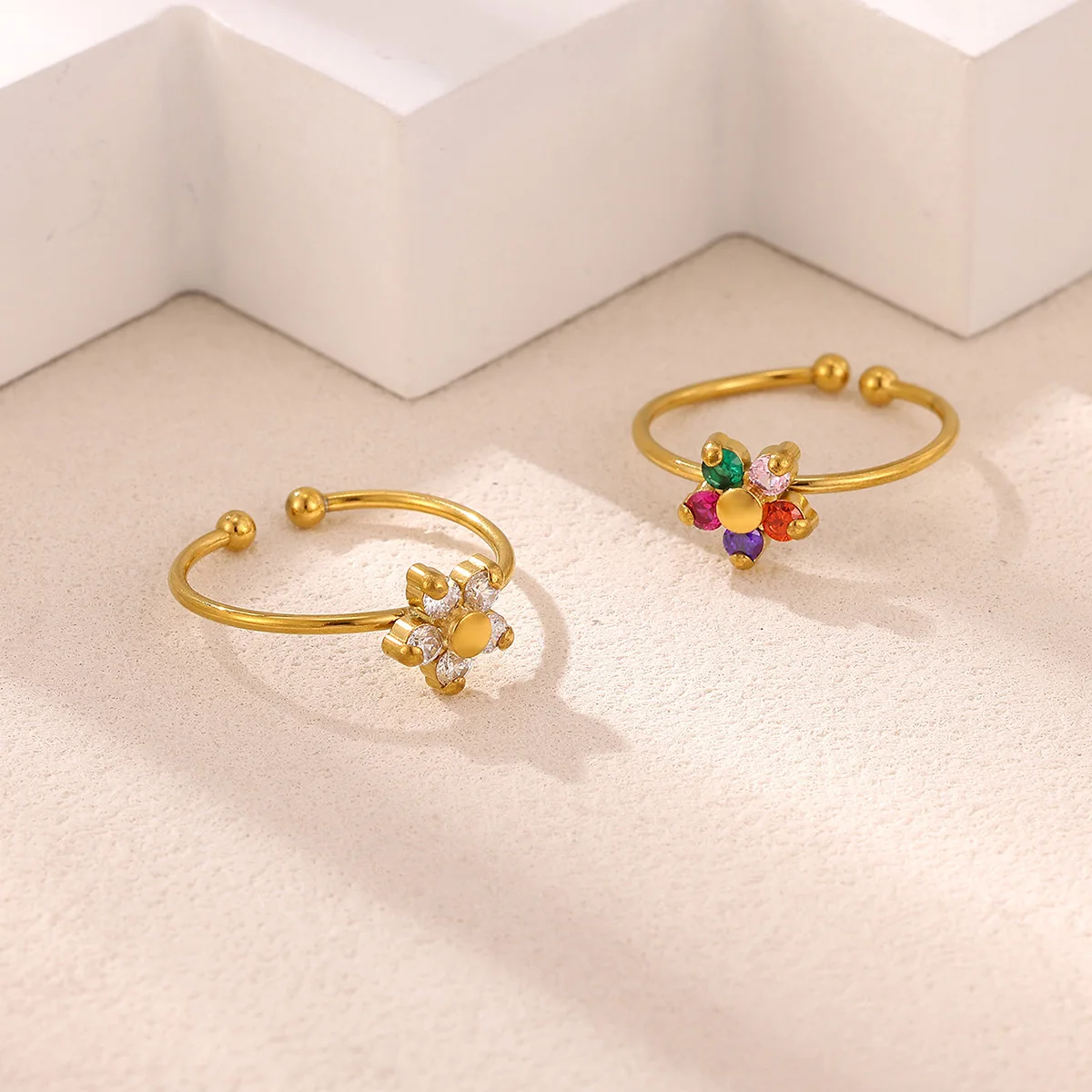 Zarter offener Ring mit Zirkonia-Blume für Damen, goldfarben, aus Edelstahl, mit bunten Kristallen, verstellbarer Manschettenring, minimalistischer Schmuck, Geschenk. – Detail 2
