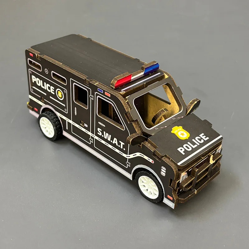 Auto della polizia con blocchi in legno, serie di auto della polizia urbane. Auto della polizia marroni, ornamenti da scrivania, oggetti da collezione. Regali di compleanno