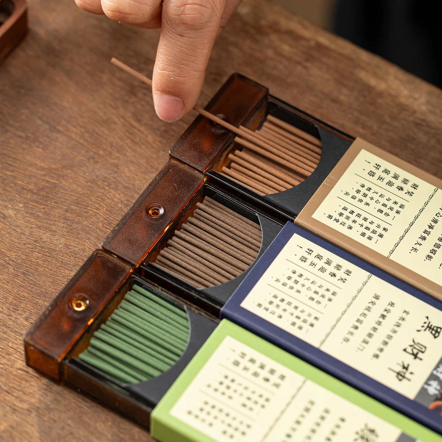 60Pcs Black Incense, Tibetan Incense, Five-Way Wealth God Incense Sticks, Handmade Medicinal Incense, Sandalwood, Wealth-Attracting Incense in White, Green, Yellow, and Red, with a Drawer-Style Incense Storage Box