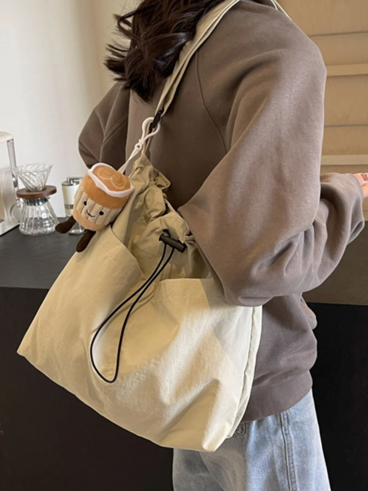 여성용 토트백 쇼핑백 스타일 순색 일본 한국 스타일 대용량 여유로운 여가용 신상품 2024년 패션 천 단일 어깨 가방 토트백 토트백 