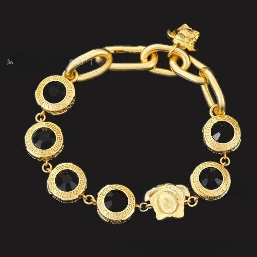 Pulsera triangular de metal delgada: estilo fresco europeo y americano, joyería de muñeca diaria con diseño de nicho para mujer