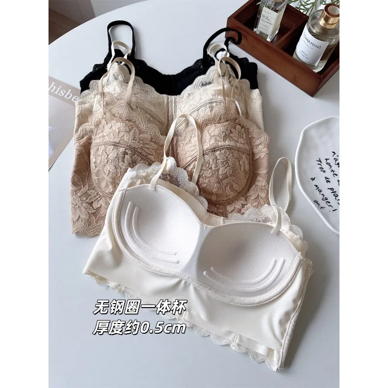 Vielseitiges Spitzen-Bandeau-Top für alle Jahreszeiten mit integriertem BH, kabellosem Fischgräten-Rückenstützsystem und als Unterwäsche für lässige Looks zum Schichten geeignet.